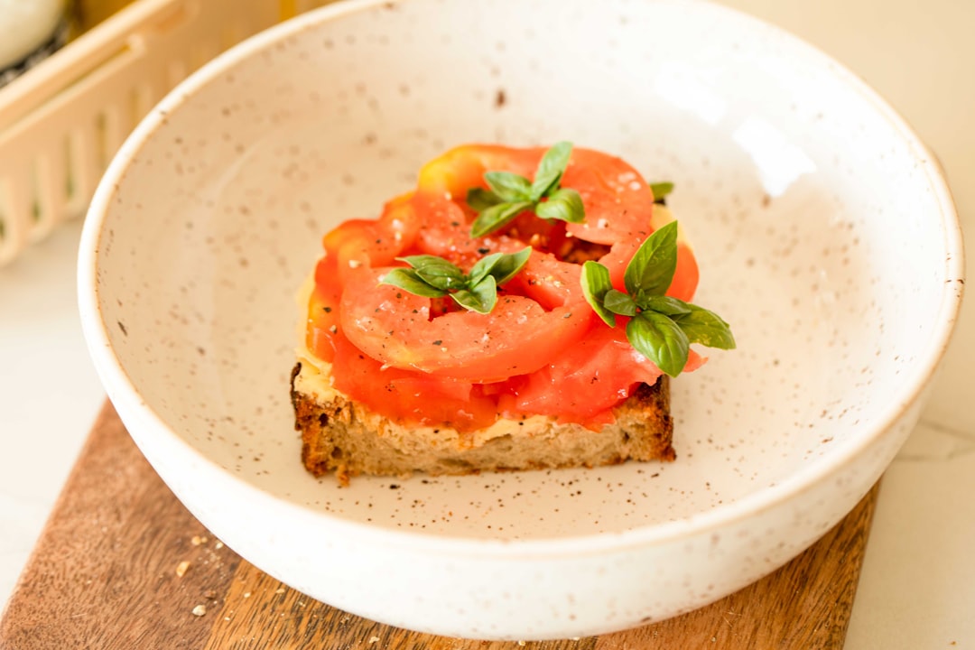 Butterbrot with tomatoes & basil by Karolin Baitinger
