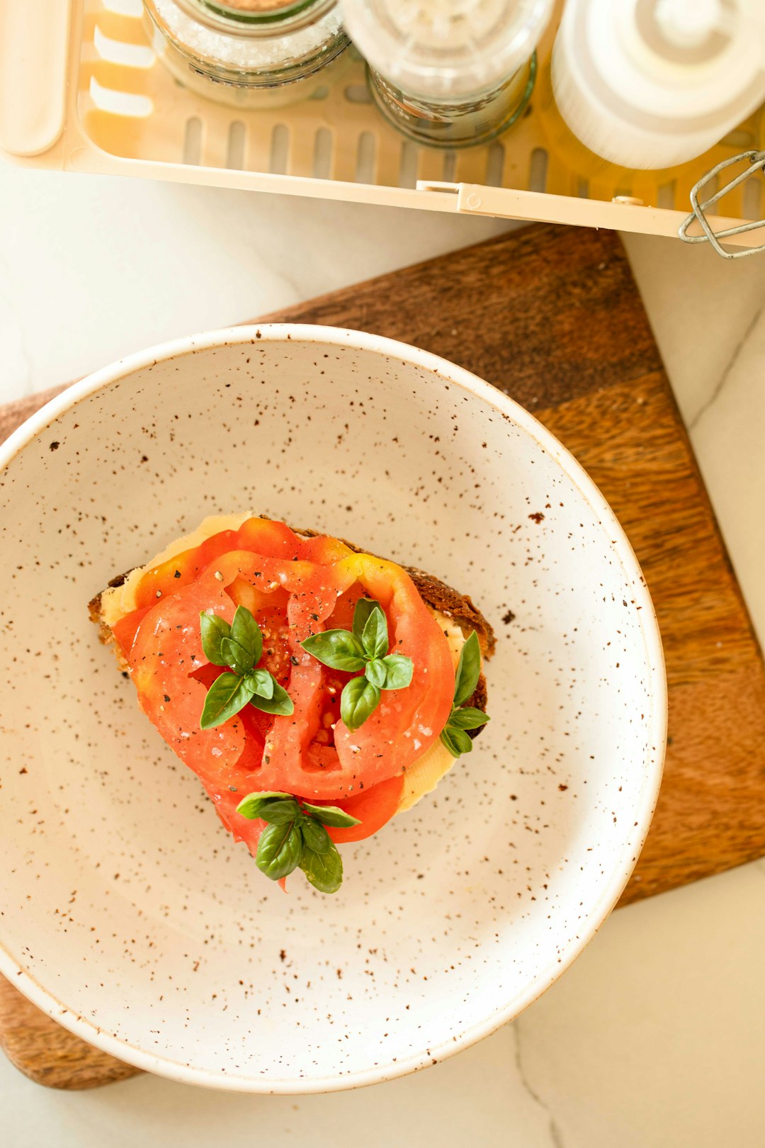 Butterbrot with tomatoes & basil by Karolin Baitinger