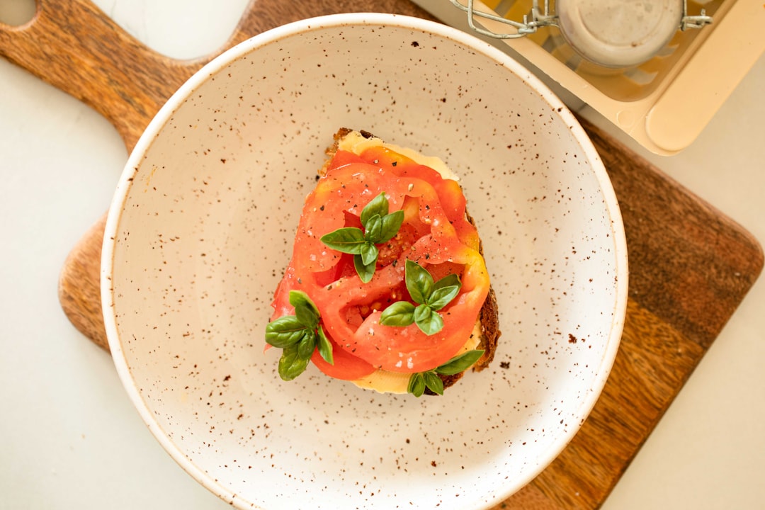 Butterbrot with tomatoes & basil by Karolin Baitinger